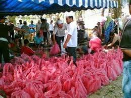 Tidak mengapa memberikan daging kurban kepada non muslim, terutama dari kerabat, tetangga atau orang fakir. Hukum Pembahagian Daging Korban Kepada Non Muslim Uito