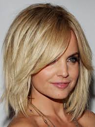 Medium length hair once had a lackluster, status quo connotation—it was the choice cut for someone who simply couldn't decide. Celebrity Medium Length Synthetic Hair Capless Blonde Wig Rewigs Com