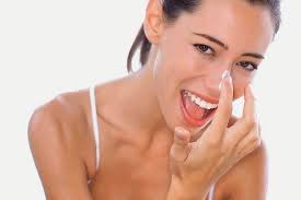 Selain itu, es batu juga berfungsi menenangkan. Cara Menghilangkan Jerawat Batu Di Hidung