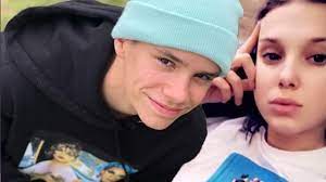 7 aylık ilişki sonrası yolları ayrıldı. Millie Bobby Brown Confirmed To Be Dating Romeo Beckham Youtube