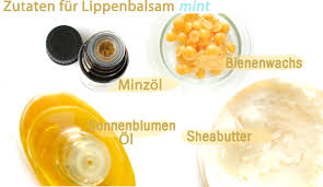 Vermeiden sie chemische zutaten, indem sie ihr eigenes lipbalm selber machen und dabei lediglich möchten sie dieses rezept für lippenbalsam selber machen, beginnen sie mit einem wasserbad, indem sie wachs, sheabutter und avocadoöl. Einen Kuhlenden Lippenbalsam Selber Machen Rezept Und Gratis Etiketten