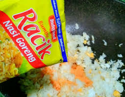 Resep pertama menggunakan bumbu nasi goreng instan merek racik yang ditambah bawang putih ulek. Review Bumbu Racik Nasi Goreng Indofood Buat Yang Bosan Dengan Yang Spesial Talktoind