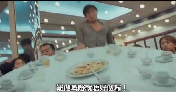 香港電影］ 今個禮拜介紹嘅係呢句係香港人都識嘅經典潮語「難做嘅嘢咪唔好做 囉！」。出處係嚟自「古惑仔3之隻手遮天」入面其中一幕，當時社團宴會投長紅，東星烏鴉同洪興陳浩南一班人起衝突，基哥就話：「你咁樣我好難做 㗎喎」；烏鴉索性一句「難做嘅嘢咪唔好做囉」兼反枱 ...