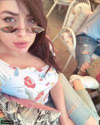 هيا مرعشلي نسقت بلوزة مطبوعة مع بنطلون جينز ضيق ممزق ليالينا luxury girl women people