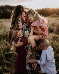Style Select On Instagram So Many Huggggggs Styling Tip 134 If You Or Your Clients Aren T Super Confid Family Photo Pose Cute Family Photos Cute Family
