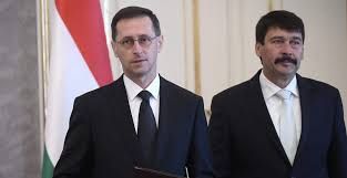 A köztársasági elnök szerint azonban az elmúlt hónapokban, amikor annyi mindenről le kellett mondanunk, kiderült, hogy mennyi mindenbe kapaszkodhatunk. Ader Janos Varga Mihaly Daily News Hungary