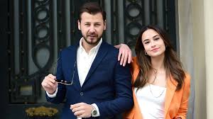 Sonra oyunculuğa bir süre ara veren güzel oyuncu, kazara aşk dizisinin kadrosunda yer alacak. Kazara Ask Dizi Kiyafetleri Fiyatlari Ve Markalari