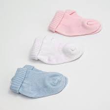 meias sao pecas que nao podem faltar no enxoval do recem nascido como sua delicada pele ainda esta em formacao ele e mai roupas de bebe roupas pijama de bebe