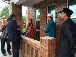 The wife of missing activist amri che mat , norhayati mohd ariffin, claims that a police officer told her that special branch officers from bukit aman abducted her husband without the knowledge of perlis police. Mufti Perlis Nafi Terlibat Dalam Kehilangan Aktivis Beritabenar