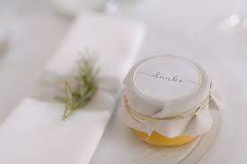 Als Gastgeschenk Bei Der Hochzeit Bietet Sich Marmelade In Einem Kleinen Und Hubsch Verzierten Gastgeschenke Hochzeit Marmeladenglas Hochzeit Geschenk Hochzeit