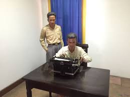 Namun dalam pelajaran di sekolah kita, tidak banyak disebutkan di mana, di rumah siapa, dua proklamator (dan ibu fatmawati, istri soekarno dan guntur, anak sulung soekarno) tersebut tinggal selama di rengas dengklok. 4 Ruangan Ini Saksi Bisu Detik Detik Perumusan Naskah Ge