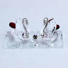 Assortimento di bomboniere sacre già confezionate o per il fai da te, ciondoli e portachiavi, torte con confetti crispo. Dlm Coppia Cigni Con Fiore In Cristallo