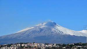 L'ampiezza del tremore vulcanico sul vulcano etna, in italia, ha mostrato un rapido aumento degli alti valori domenica mattina, 19 aprile 2020. Eruzione Etna Attivita Esplosiva Dal Cratere Di Sud Est Piove Cenere Su Catania