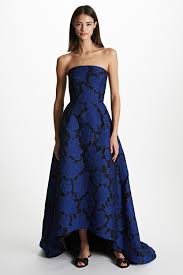 Measures bust 32 (shown not fully zipped on our form), waist 26 (interior), length 61 at front and about 64 at back. Pre Fall 17 Oscar De La Renta