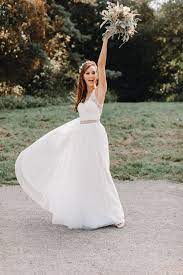 Ihre suche nach brautkleid reinigung krefeld ergab 2 treffer Fliessendes Brautkleid Mit Corsage Und Spitze Uber Brautmodengeschaft Brautblute In Krefeld Gesehen Bei Www Frauimm Sommerhochzeit Hochzeit Hochzeitsfoto Auto