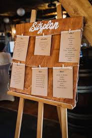 Sitzplan Im Vintage Stil Bei Der Hochzeit Auf Einer Staffelei Foto Thomas Koenen Photography Hochzeitseinladung Sitzplan Hochzeit Tischordnung Hochzeit