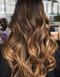 I capelli lunghi biondo miele e caramello sono perfetti per giocare con lunghezze e punti luce. Balayage Caramello Il Colore Da Provare Per I Capelli Castani Che Piace Anche Alle Star Atelier Balayage