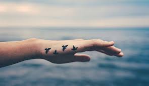 Pourquoi ne pas se tatouer une ancre sur l'intérieur de votre avant bras.puis enrouler un ou deux bracelets marins autour de. Comment Bien Vieillir Avec Son Tatouage L Express Styles