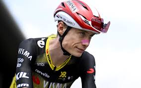 Stratégie illisible, critiques de sa femme et retard conséquent : le drôle  de début de Tour de Jonas Vingegaard