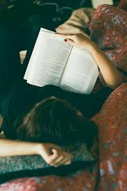 White books & purple apple. Fotos Para Tus Novelas 74 Chicas Leyendo Wattpad