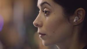 The wireless headphones for Nanette Cole (Cristin Milioti) in Black Mirror  S04E01