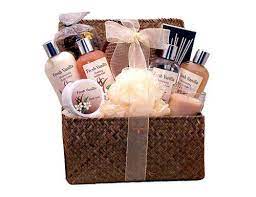 Top picks for the best wedding gift ideas in 2021. 50 New Wedding Gift Ideas 2021 For Every Budget Wedding Forward