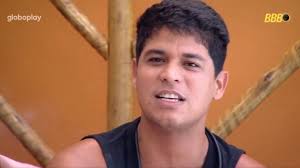 BBB22: Após beijar Linn da Quebrada, Maria beija Eli durante festa