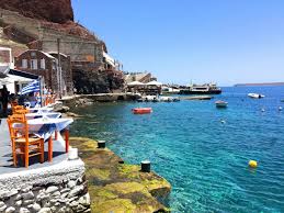 Debido a la actividad de los volcanes, se ha desarrollado aquí un paisaje excepcionalmente fantástico, que da la impresión de haber aterrizado en la luna. Grecia Deviajes Online