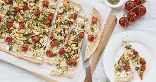 Vegetarischer Flammkuchen Rezept Mit Zucchini Und Feta Eatbetter Gesunde Einfache Rezepte Tipps Fur Jeden Tag Rezept In 2020 Rezepte Lebensmittel Essen Flammkuchen