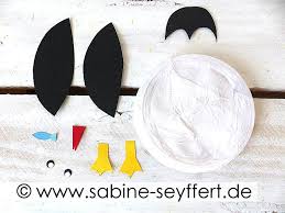 Diy Basteln Mit Kindern Winterliche Upcycling Idee Pinguin Aus Joghurtdeckeln Papier Kinder Glueck In 2020 Basteln Mit Kindern Diy Basteln Kinder