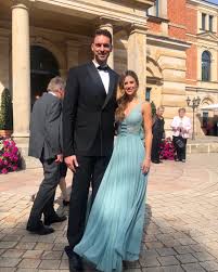 Nba star pau gasol is so in love with the beautiful catherine mcdonell, that he decided to marry her twice! Pau Gasol Is Engaged To Former Usc Cheerleader Cat Mcdonnell Terez Owens 1 Sports Gossip Blog In The World