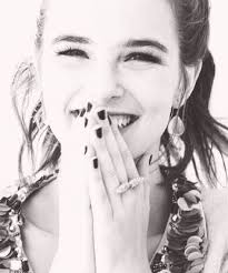 Lenora Thomas adlı kullanıcının Zoey Deutch panosundaki Pin