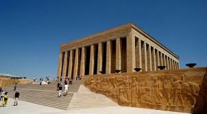 Anıtkabir bloğunun her bir köşesinde bulunan 10 adet kule, kareye yakın 12 x14 x7,20 m boyutlarında dikdörtgen plan üzerine kurulmuştur. Anitkabir In Etrafindaki Cadde Ve Sokak Isimlerinde Gizli Ilginc Detay Eksi Seyler