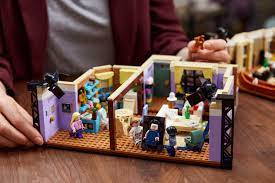A sorozatot az nbc tévéadó megrendelésére a warner bros. Jonnek A Jobaratok Lakasai Lego Szettben Az Online Ferfimagazin