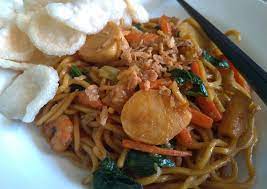 Bakmi goreng seafood disajikan dengan toping telur puyuh merah menu yang disajikan merupakan porsi kecil, untuk 2 s/d 4 orang Resep Mie Goreng Seafood Anti Gagal Resep Keluarga