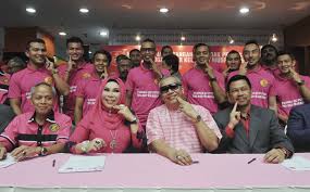 Pamoga qu puteh the red warriors (malay: Beauty Queen Dr Vida And Kelantan In Pink Of Health