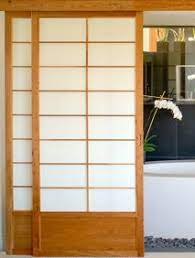 Because they are so thin and light, shoji screens acting as room dividers or paper walls create privacy without completely blocking out light and sound. Pin On Portas Japonesas