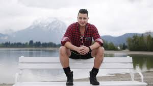 Beschreibun intro g c g 2x verse 1 g c g da steht a häusl im wald in da wiesn, g d des steht do scho seit a poar hundert joahr. Andreas Gabalier Lauft Zu Hause Am Liebsten Nackt Herum Promiflash De