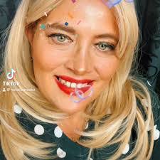 Elaine Klock's Instagram, Twitter & Facebook