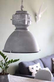 een stoer interieur in 5 stappen vtwonen industriele hanglampen grijze eettafels hanglamp