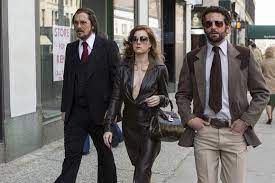 Un thriller politic ce are la mijloc un caz de coruptie din anii '70, cand 31 de oficiali guvernamentali au fost cercetati penal. Video Cronica De Film American Hustle Intr Adevar O Teapa Hotnews Mobile