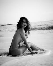 Débora Nascimento encanta a web com cliques nua na praia - Revista Marie  Claire | Celebridades