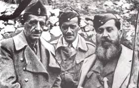 Σπουδαίος 'τρουπιέ', όπως λένε οι γάλλοι, πολέμαρχος, καπετάνιος με καρδιά βουνό, αισιοδοξία τρελή, θάρρος απροσπέλαστο, διοικητής ασύγκριτος, χέρι δυνατό, θέληση αλύγιστη, αλλά και ιδιοφυία στρατηγική, κάτοχος του εδάφους όσο λίγοι διοικητές στρατευμάτων. San Shmera 17 Aprilioy 1944 Dolofoneitai O Hgeths Ths Antistasiakhs Organwshs Ekka Syntagmatarxhs Dhmhtrios Psarros Verianet