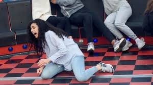 Lorsqu'elle s'élance dans le vide, ses sangles cèdent et est balancée dans le vide à pleine vitesse. Video Foire Du Trone Un Nouvel Accident