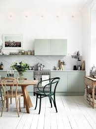 Petra Bindel Vient De Mettre A Jour Son Portfolio Avec Quelques Images De Cet Appartement Qu Elle A Photogra Couleur Cuisine Cuisine Verte Inspiration Cuisine