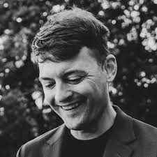 Dark Mode icons + no text is the iOS 18 look to go for.