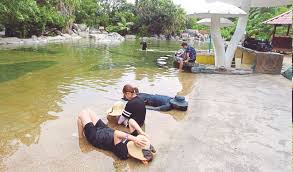 Lokasi yang terletak di sungkai ini turut dikenali dengan nama taman rekreasi air sg. Sauna Semula Jadi