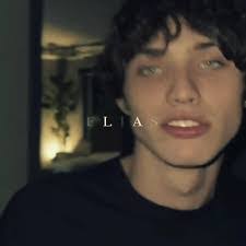 Mandy Carrington's Instagram, Twitter & Facebook