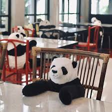 Ce Restaurant Fait Respecter Les Distances De Securite Avec Des Pandas En 2020 Panda Peluche Restaurant