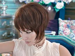 Effilée de manière irrégulière sur la nuque et les côtés, elle permet de réaliser une multitude de. Coiffure Fille Carra C Plongeant Cheveux S